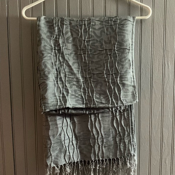 Pashmina Gray Textured Scarf/Wrap. 24x60 inches. Very nice. - Picture 1 of 7